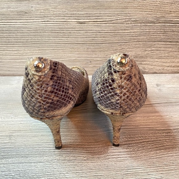 Leather peep toe heels Michael Kors leather snake platform pumps. - Picture 4 of 9